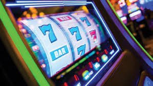 8090solo Live Casino Baccarat ဒီလာနှင့် ကတ်ဂိမ်း ကစားနေသောမြင်ကွင်း